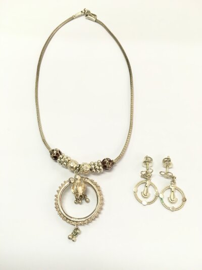 An Indian jewellery set - necklace (21cm total length) and a pair of earrings