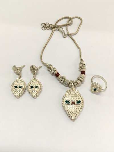 An Indian jewellery set, Necklace (24cm total length) , pair of earrings and an earring