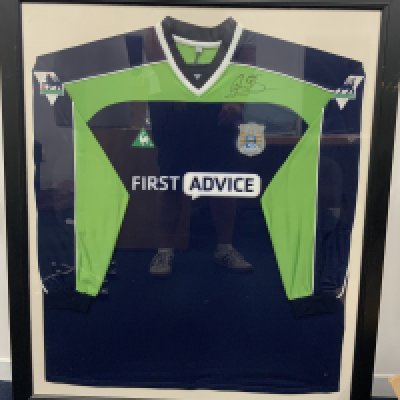Schmeichel Manchester City 2002 - 2003 Match Issued Framed Football Shirt: Green and blue Le Coq long sleeve First Advice sponsored shirt in size 50/52. Signed to front by Peter. Frame partly cut out at rear so you can see name and number. COA from Manchester City. Not for posting.