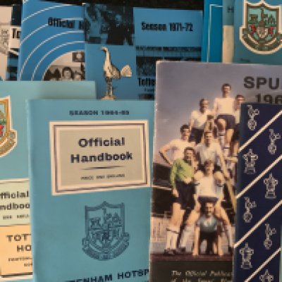 Tottenham Football Handbooks: Complete run from 64/65 to 93/94 and comes with the 1961 double team players guide and 62/63. A few newer included. Very good. (30+)