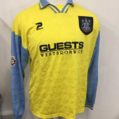 West Brom 1995 - 1996 Match Worn Football Kit. Away long sleeve shirt with Football league badging to arms. Number 10 to rear. Worn by Andy Hunt during the season. Some wear to the shorts. Unwashed kit.