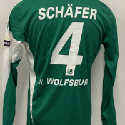 Schafer Wolfsburg 2009 - 2010 Match Worn Football Shirt: Green long sleeve with Schafer number 4 to rear. Europa League badging to sleeves. Worn in the Quarter Final match on 1 April 2010 at Craven Cottage. Swapped with Bobby Zamora who scored in the match. Unwashed.