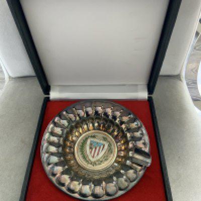 56/57 Athletico Bilbao Gift To Manchester United: Quality ashtray with Athletic Club Bilbao colour emblem to inside. Black case with red baise inside. From good source although Manchester United not mentioned. It was given to officials on 16 1 1957.