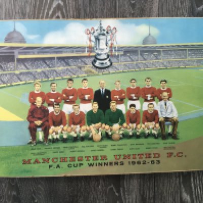 Manchester United 1963 FA Cup Final Team Group Table: Staff issue 2 foot long table with 4 legs that screw in. Stunning picture of the team with a Wembley back drop stating FA Cup Winners 1962-63. Tiniest chip to edge.