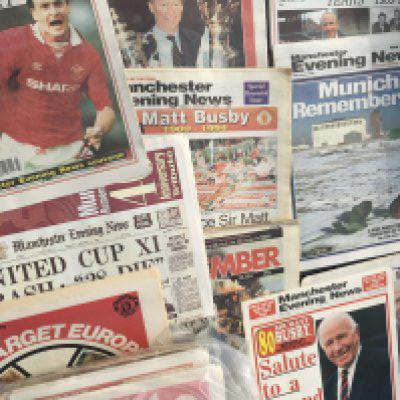 Manchester United Cup Winning Football Newspaper Collection: 35 newspapers and magazines featuring success between 1989 and 1999. Interesting. C/W some Manchester United books and a quantity of old newspapers some relating to Manchester United. (2 boxes)
