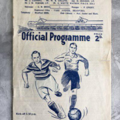 48/49 Bradford Park Avenue v Manchester United FA Cup Football Programme: Good condition with no team changes for the 1st replay at Bradford. Fold.