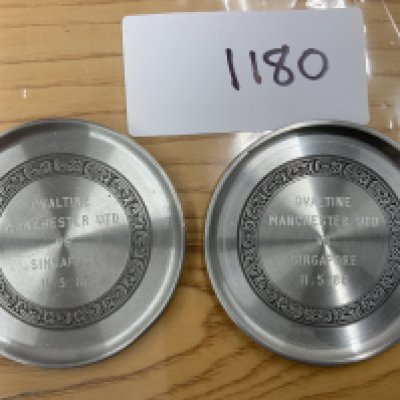 1986 Manchester United v Singapore Footballer Exchange Gifts: Two identical silver coloured very small plates. Both read Ovaltine Manchester United vs Singapore 11 5 86. Excellent. Rear reads Selangor Pewter 972. (2)