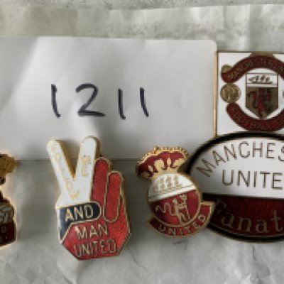 Manchester United Coffer Football Badges: Original old pin badges to include subjects such as Manchester Utd Fanatic and Red Devils. Good. (5)