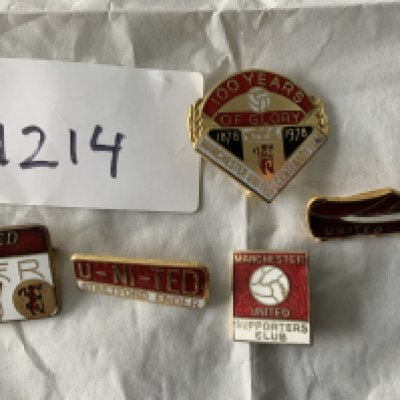 Manchester United Coffer Football Badges: Original old pin badges to include subjects such as 1978 Centenary, Supporters Club, United Forever, Stretford Ender and a boot with United. Good. (5)