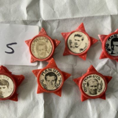 1960s Manchester United Football Star Badges: Original old pin badges of players. Includes Foulkes Law Best Quixall and 2 variations of Charlton. Good. (6)