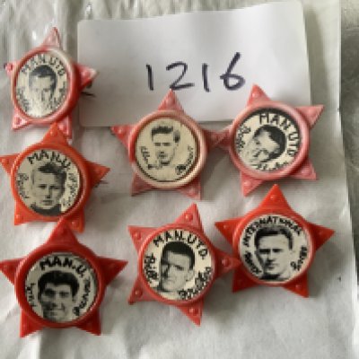 1960s Manchester United Football Star Badges: Original old pin badges of players. Includes Foulkes Gaskell Dunne Quixall Gregg and Charlton x 2. Good. (7)