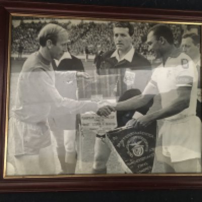 1968 European Cup Final Manchester United v Benfica Photo: Very large black and white framed photo of captains Charlton and Coluna shaking hands and exchanging pennants. Not for sending.