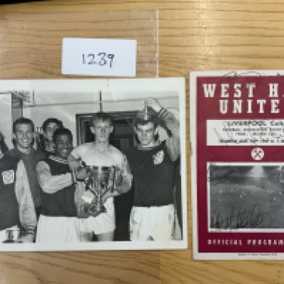 West Ham 1963 Youth Cup Winners Football Memorabilia: Programme for home match v Liverpool signed to cover by 5 including Redknapp Dryden Burnett Mackleworth and Sissons. C/W a genuine press photo of 6 players in dressing room with the cup signed to rear by 10.