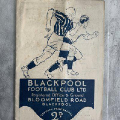 35/36 Blackpool v West Ham Football Programme: Very good condition with light fold. Division 2 match with no writing.
