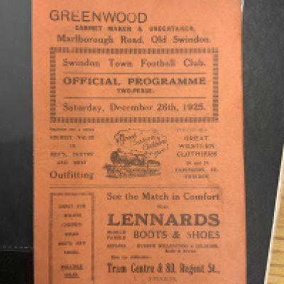 1925 - 1926 Swindon Town v Reading Football Programme: Excellent condition Boxing Day league match with no writing.