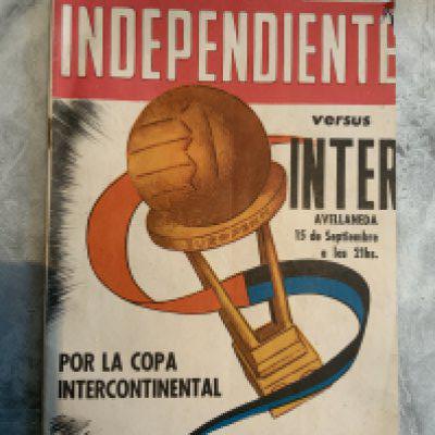 1965 World Club Final Football Programme: Independiente v Inter Milan played in Buenos Aires on 5 9 1965. Good condition hard to obtain programme with lightest crease and tiny tear in top corner.