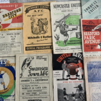 50/51 Football Programmes: Some very nice issues in this lot to include in their championship season Tottenham at Manchester United. Also Bradford Park Ave v Rochdale, Torquay v Newport, Shrewsbury v Southport, Newcastle v Middlesbrough sof, Swansea v Chesterfield, Newport v Swindon, Birmingham v Coventry, Bradford a city v Stockport. Very good. (9)