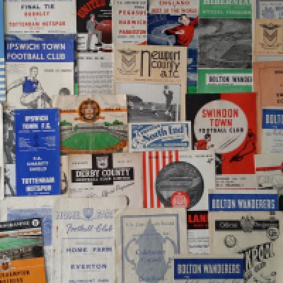 1950s Football Programmes: Includes 47/48 Colchester United v Bradford Park Ave, 50/51 Blackpool v Newcastle, 51/52 Plymouth v Newport, Derby v Portsmouth, 52/53 Home Farm v Everton, Amateur Cup Final, England v Rest of the World. 98 often mid 50s with a further 6 later to include 1962 Charity Shield Ipswich v Tottenham. Fair/good. (104)