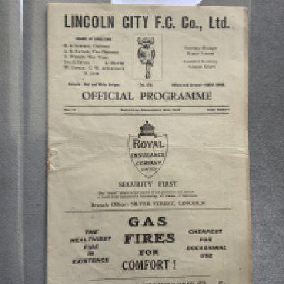 32/33 Lincoln City v Stoke City Football Programme: Good condition with score and team changes to centre pages.