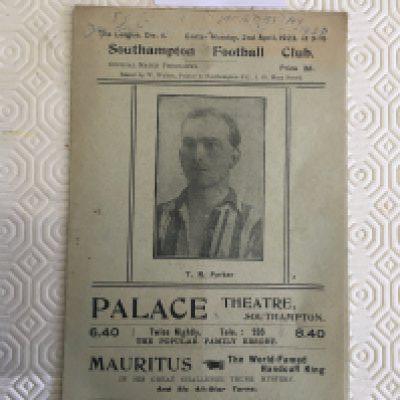 1922 - 1923 Southampton v Sheffield Wednesday Football Programme: Fair/good condition division two match with no team changes. Fold and light writing to top of front cover border. Gatefold with light repair.