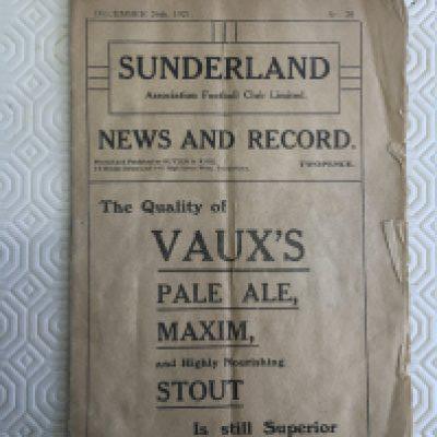 1921 - 1922 Sunderland v Everton Football Programme: Fair condition with no team changes. A few small tears to outer edge and fold. Slight paper loss on back page to border. See online photo.