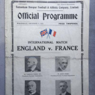 1933 England v France Football Programme: Good condition played at Tottenham. No team changes. Fold.