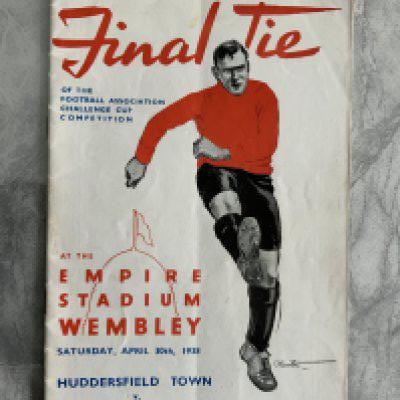 1938 FA Cup Final Football Programme: Huddersfield v Preston in excellent condition with no team changes. Slight rusting of staples but holding firm.