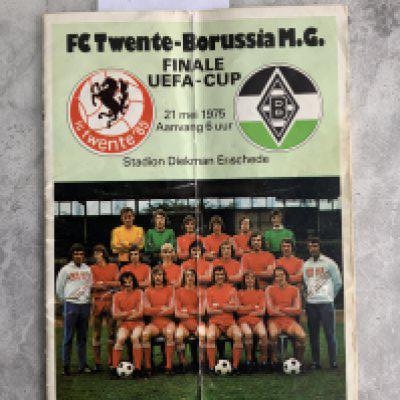1975 UEFA Cup Final Football Programme: Very hard to obtain FC Twente Borussia Munchen Gladbach. Heavy centre fold and rusty staples holding firm. No team changes.