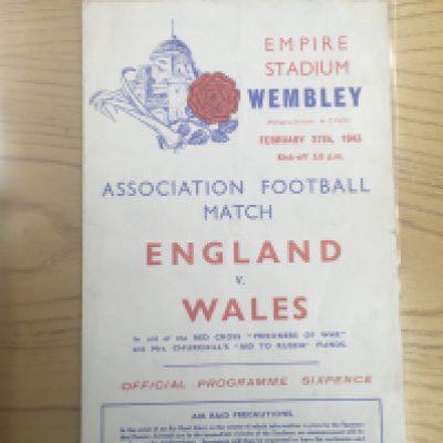 1943 England v Wales Football Programme: Very good condition 4 pager played at Wembley on 27 2 1943. No team changes. Lightest fold.