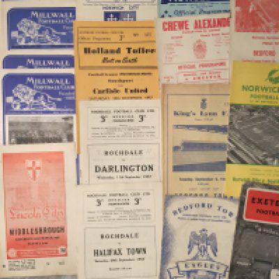 Late 1950s + Early 1960s Football Programmes: Wide range of teams and a few earlier to include 53/54 Peterborough v Bedford. Includes 57/58 Ipswich reserves v Luton, 59/60 Mansfield v Norwich, 60/61 Luton v Partick, Leeds v Derby, Arsenal handbook, 61/62 Luton v Ipswich FA Cup replay, 62/63 Orient v Manchester United. Good with around half being 1950s. (59)