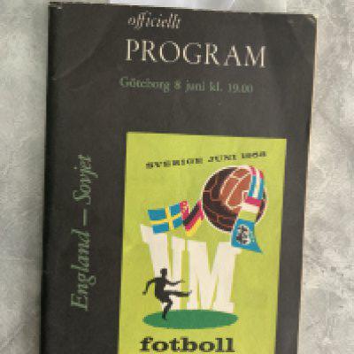 1958 World Cup England v Russia Football Programme: Dated 8 6 1958 played in Sweden. Good with centre team page loose. No team changes.