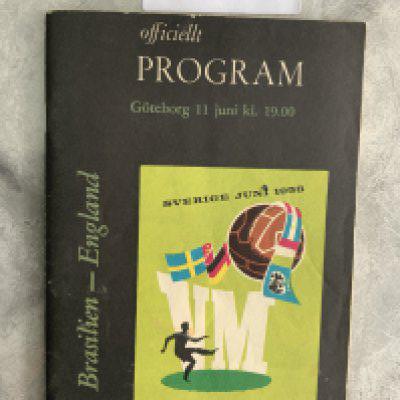 1958 World Cup England v Brazil Football Programme: Dated 11 6 1958 played in Sweden. Good with centre team page loose. No team changes.