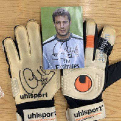 Carlo Cudicini Chelsea Match Worn Goalkeeper Gloves: Pair of Uhlsport gloves worn by him in his Chelsea days. Both gloves are signed. C/W a small signed picture of him.
