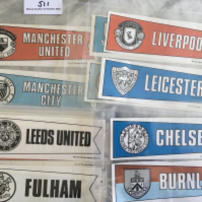 A+BC Football Pennant Complete Collection: All 26 cut out paper pennants including harder to obtain Everton and Manchester United. Excellent. (26)