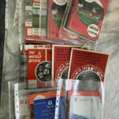 1960s Manchester United Home + Away Football Programmes: 60/61 x 20 including home Exeter League Cup, 61/62 + 62/63 x 19, 63/64 x 16, 64/65 + 65/66 x 25, 66/67 x 20, 67/68 + 68/69 x 28 including Charity Shield, 69/70 x 67, 70/71 + 71/72 x 12 including August 71 home games at neutral venues. Mixed conditions but many good. (200+)