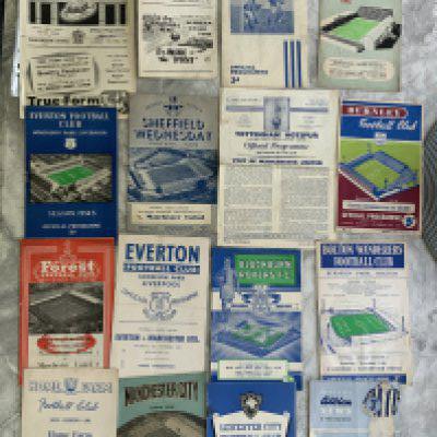 1950s Manchester United Away Football Programmes: Includes 50/51 Aston Villa 51/52 Liverpool, 52/53 Cardiff Sheffield Wednesday then a further 20 from 53/54 to 59/60 in mainly good condition. (24)