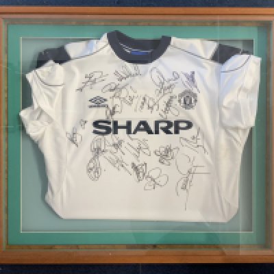 1999 Signed Framed Manchester United Football Shirt: Adult size 3rd shirt from 1999 - 2000 signed by 20 including Sheringham and Keane. In heavy deep frame and not for posting.