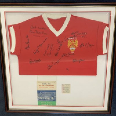 1958 Manchester United FA Cup Final Signed Framed Display: Replica shirt the same as the one worn in 1958 signed by 12. Includes Gregg Foulkes Charlton Wood Webster McGuiness Dawson Scanlon Greaves Wood and Cope. Original programme and ticket enclosed in frame. Please note programme has slipped and may need reattaching. Not for posting.