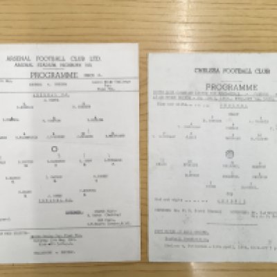 Chelsea v Arsenal Single Sheet Youth Football Programmes: South East Counties semi final at Chelsea 6 4 1959 and London Minor Cup Final at Arsenal on 10 5 1961 the latter having pencilled scorers. Good. (2)