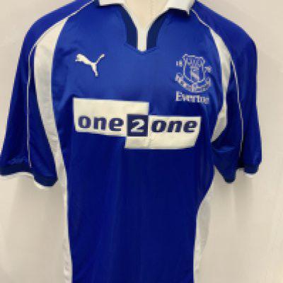 Everton Football Shirts: 98/99 white XXL away shirt and a 2000 - 2002 home shirt with 17 to rear in size XL. C/W and old z Barcelona shirt. Very good. (3)