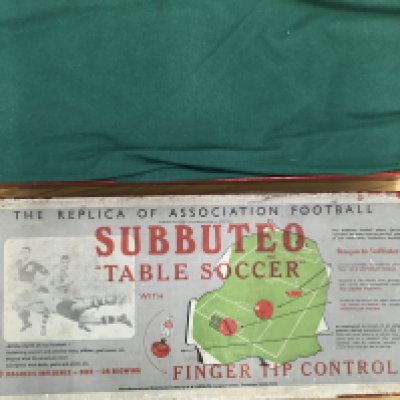 1954/55 Subbuteo Football Game: Boxed game with paper work and contents that look complete. Very good with brown nets and cardboard red and blue players. Must view.