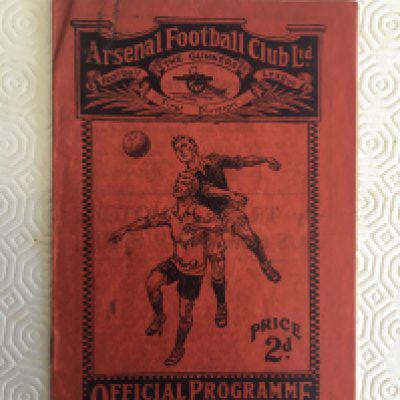 27/28 Arsenal v Huddersfield Football Programme: Very good condition with no team changes. Huddersfield missed out on being champions by two points.