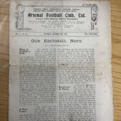 1921 - 1922 Arsenal v Huddersfield Town Football Programme: Heavy centre fold causing wear and tear. Score to team page. Dated 29 10 1921.