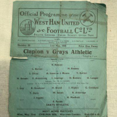 1945 Essex Senior Cup Final + West Ham Football Programme: Dated 21 5 1945 played at Upton Park between Clapton + Grays. Tatty.