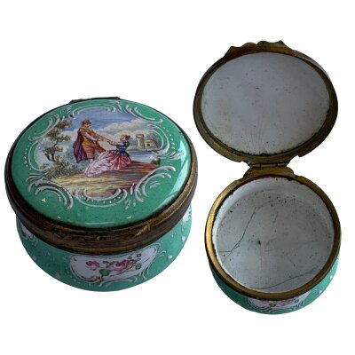 A small 18th century circular Bilston enamel patch box. 4cm diameter.- NO RESERVE