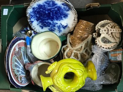 A box of various ceramics. No reserve