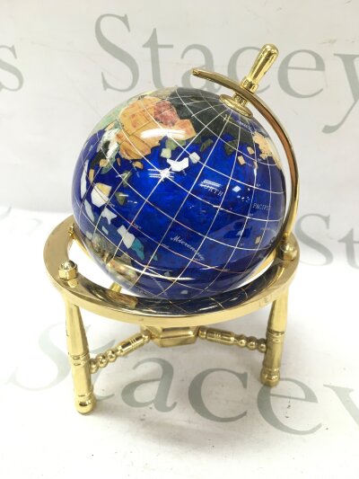 A small specimen globe, 19cm tall.