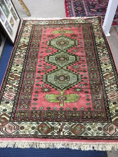 A 20th century hand knotted rug, dimensions 210x140cm