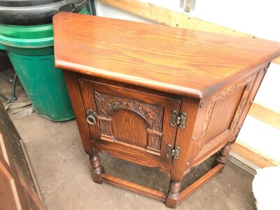 A small oak cabinet. Dimensions 70cm tall, 82cm wide, 33cm deep- NO RESERVE