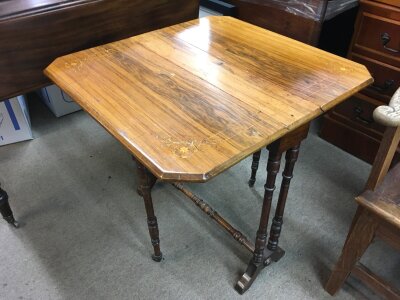 An inlaid Sutherland table with turned supports, approx 59cm x 64cm x 60cm when extended.